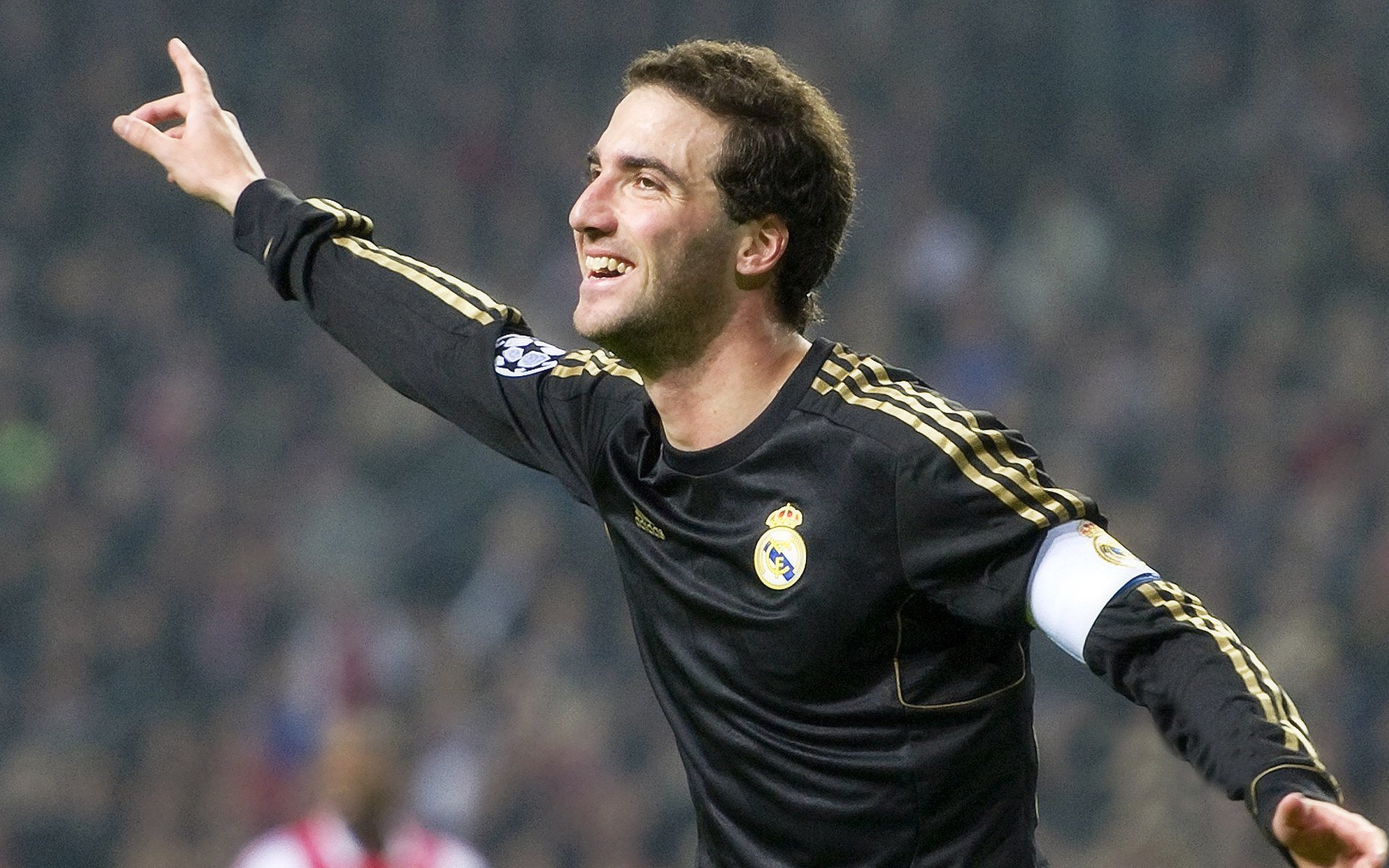 德甲主场优势显著,多支球队表现亮眼,德甲球场一览